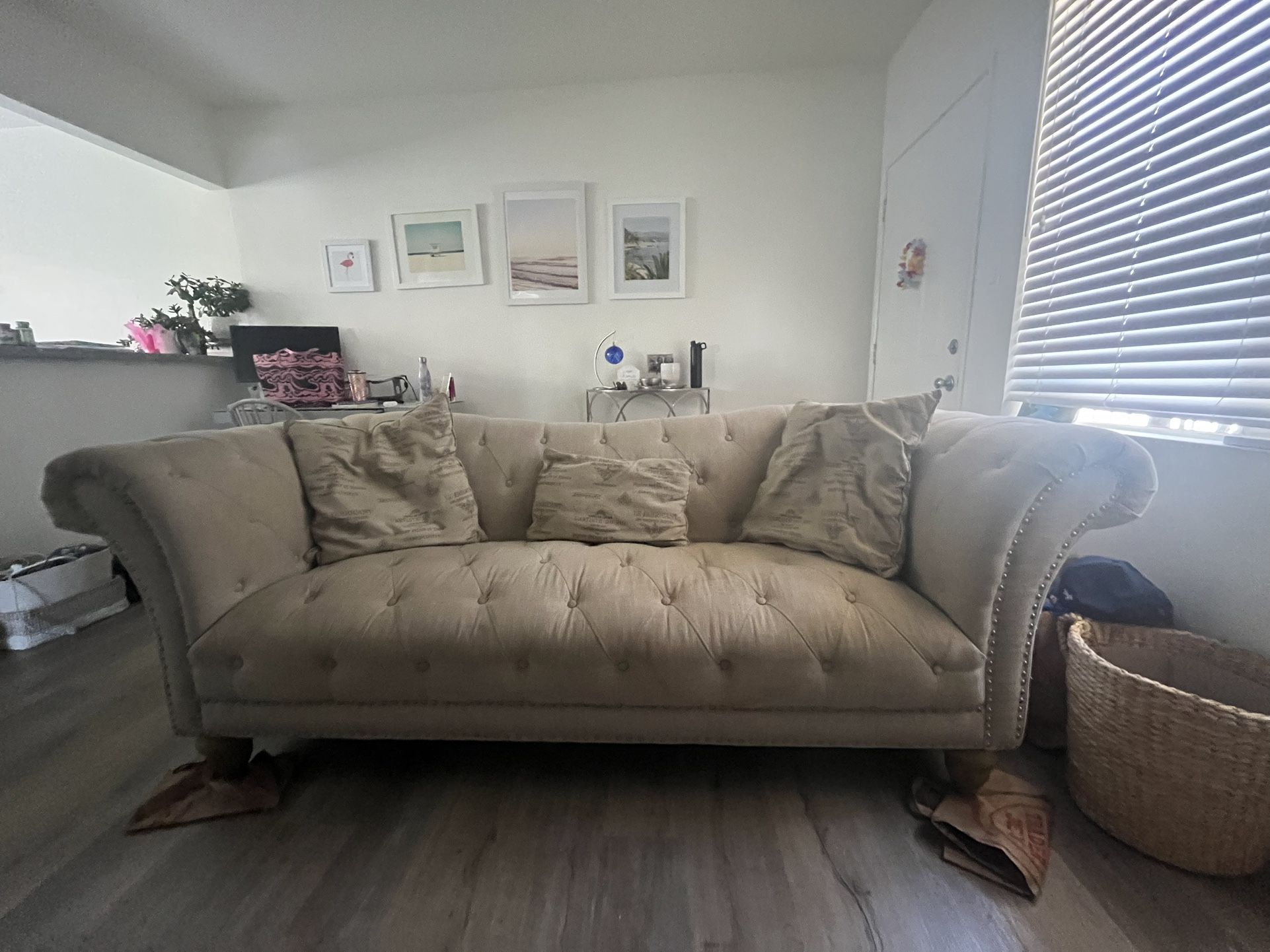 Tufted Barreled Bucket Couch W/ Accent Pillows 