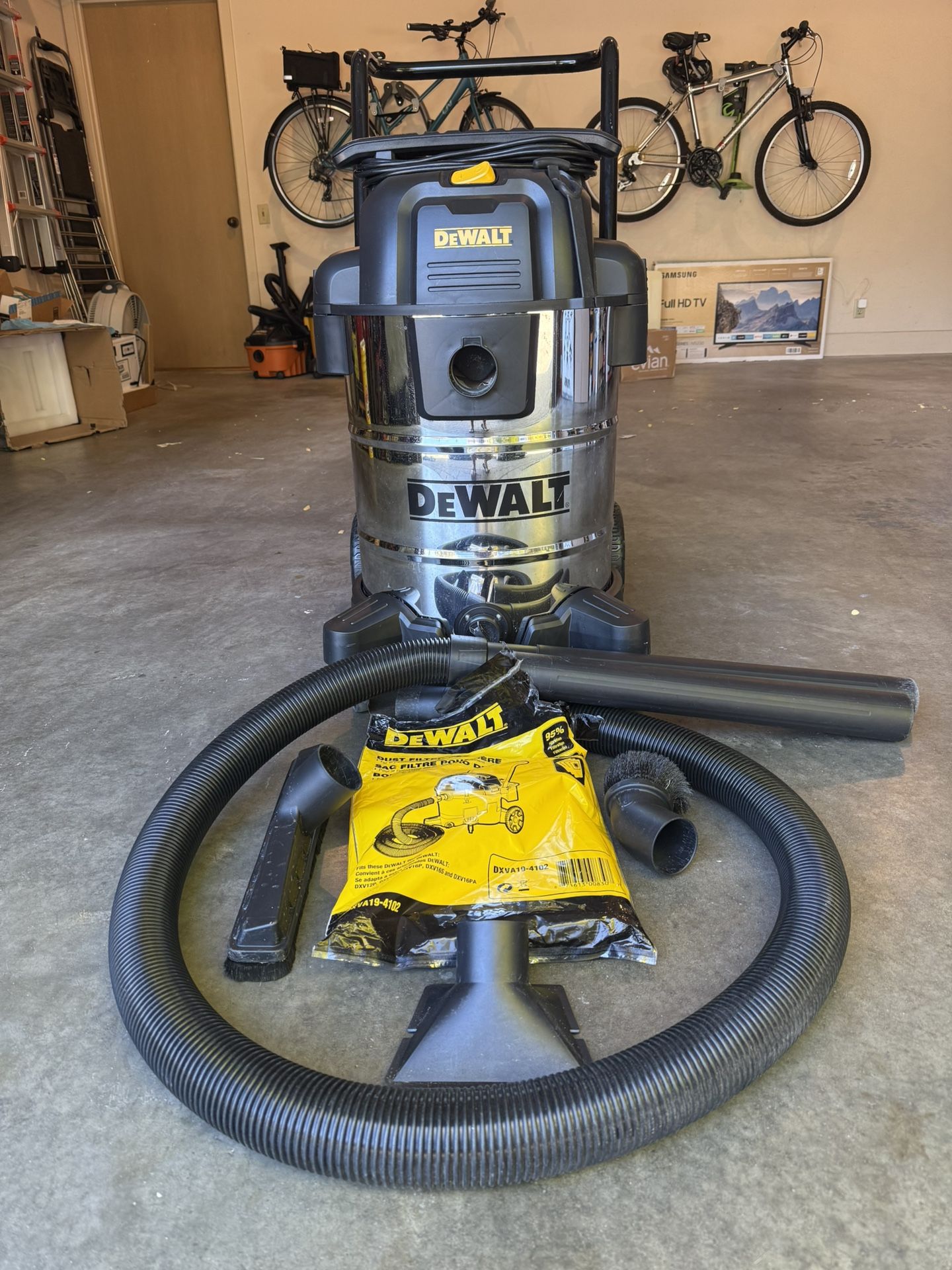 DeWalt Wet, Dry Shop Vac 16 Gallons Model DxV16S