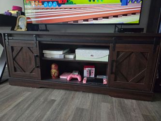 Entertainment center tv stand
