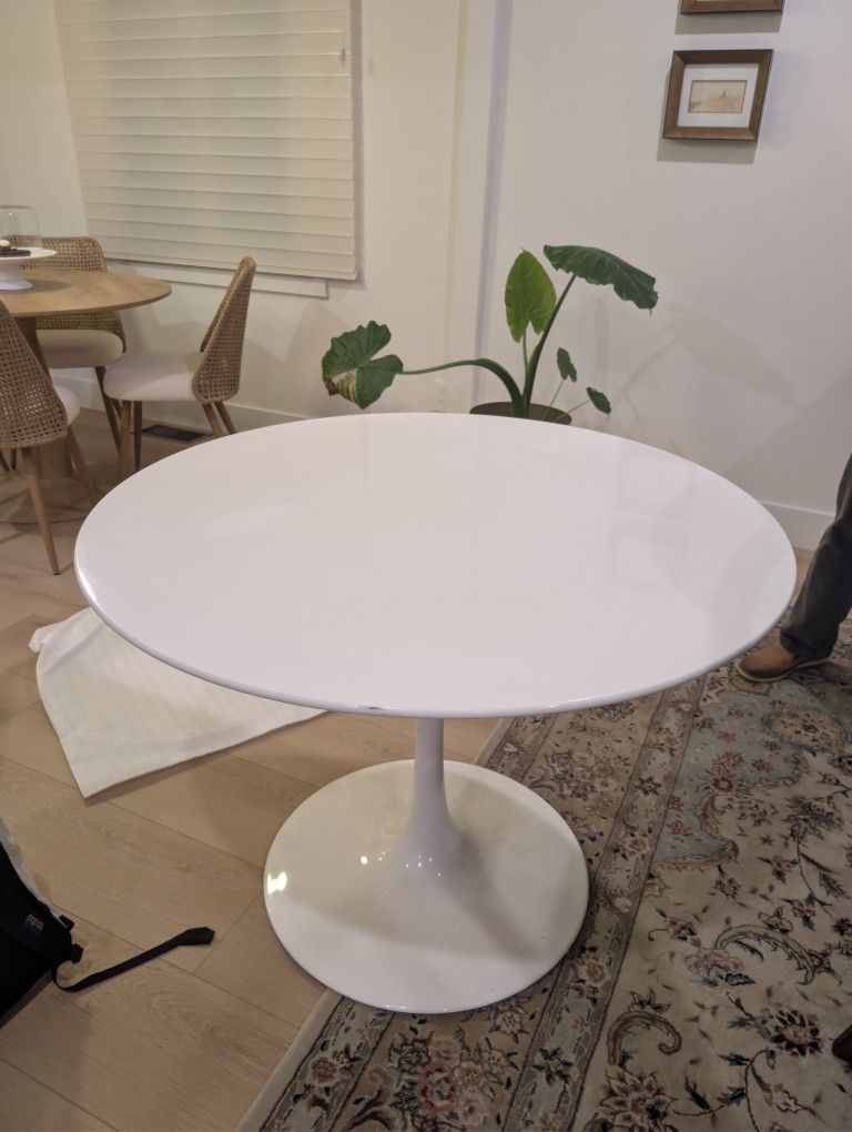 White Breakfast Table And 4 Chairs 