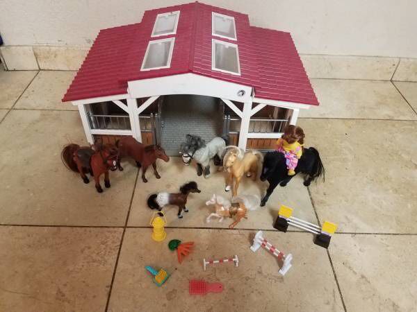 VERY vintage stable with lots of Breyer horses & accessories for Sale in Tempe, AZ - OfferUp