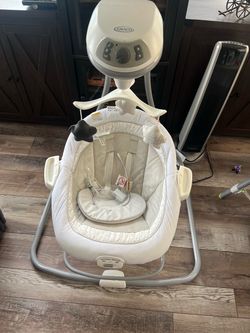 Graco Baby Swing with Soothing Vibration / SKIP HOP jumper