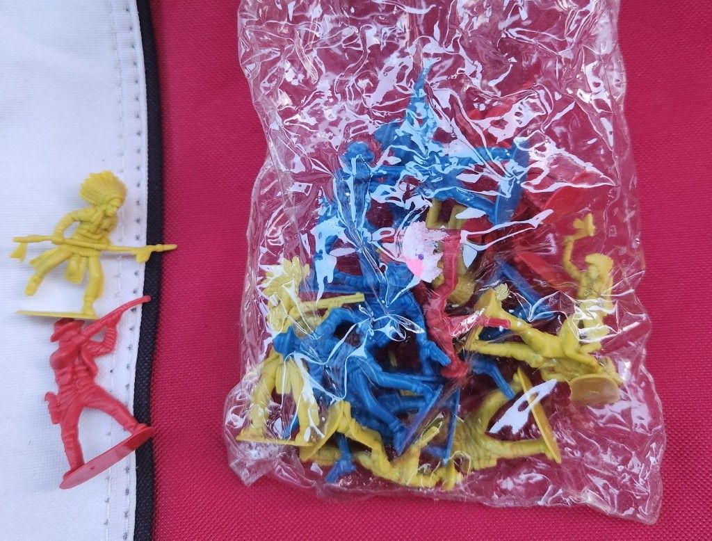 Vintage Cowboy And Indians Toys