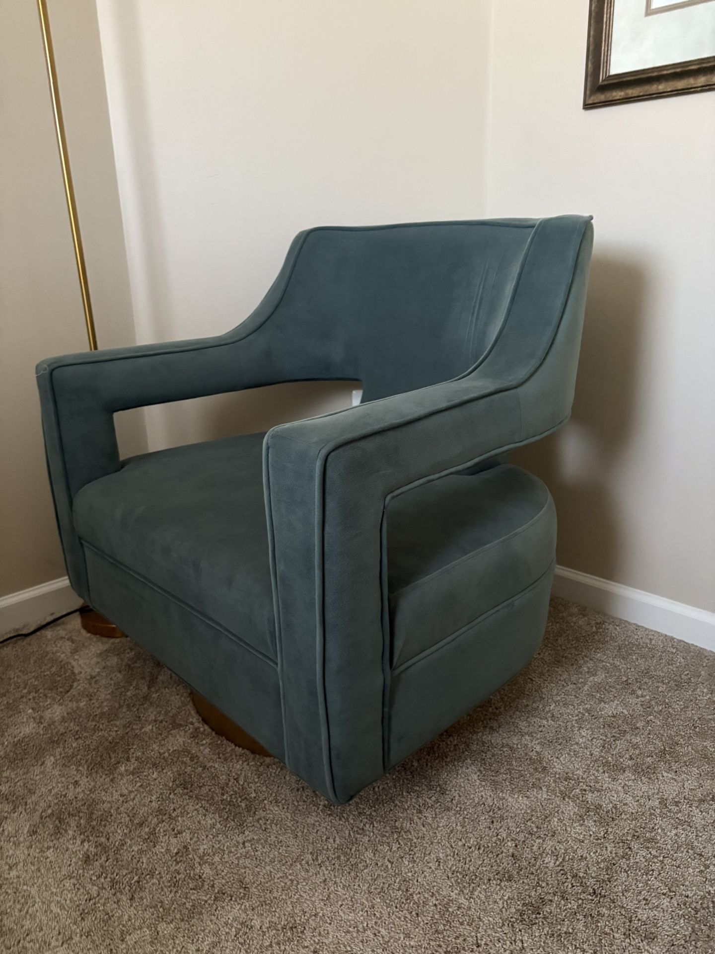 Swivel base accent chair