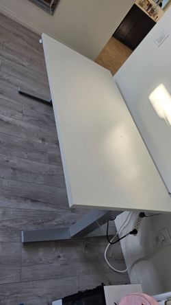 Electric adjustable desk