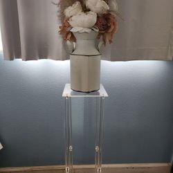 Clear Pedestal Stands