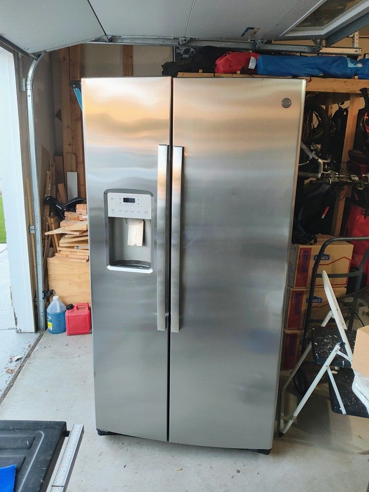 GE 25.1 Cubic Foot Side By Side Refrigerator