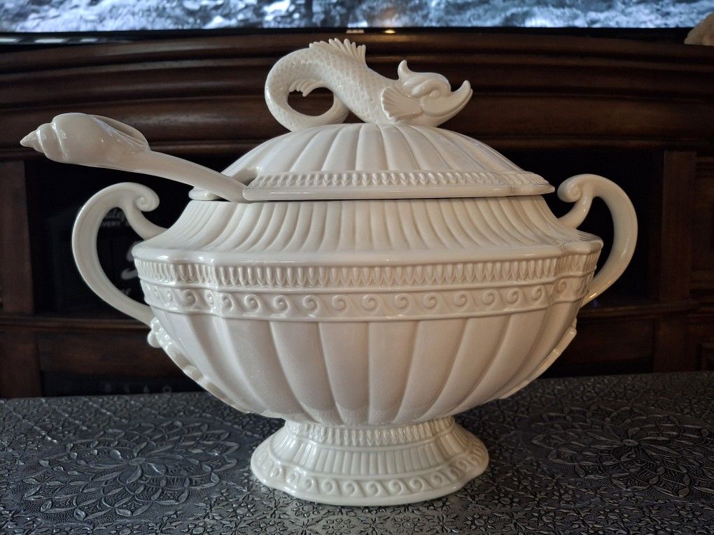 Amazing Atlantis Fitz And Floyd Soup Tureen With Lid And Ladle Has A FISH COY ON TOP OFF WHITE IVORY