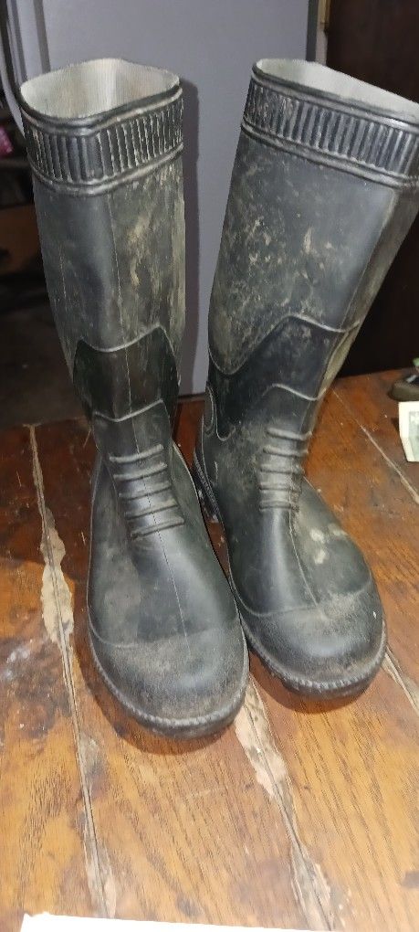 $20/  2 Pairs Of Size 8 And 9 Rubber Boots