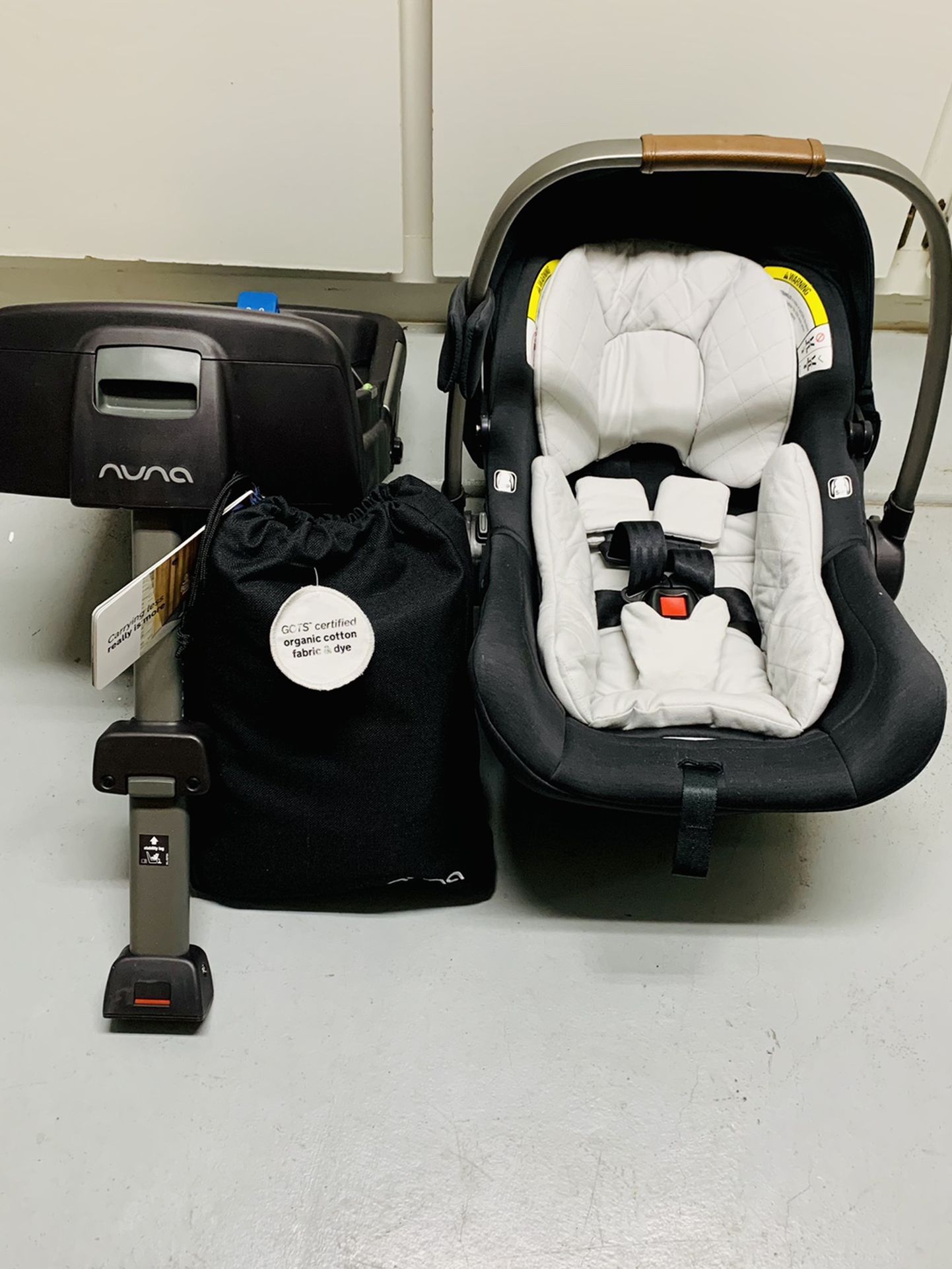 Nuna baby Pipa Lite Car Seat and Base (with Additional New Inserts)