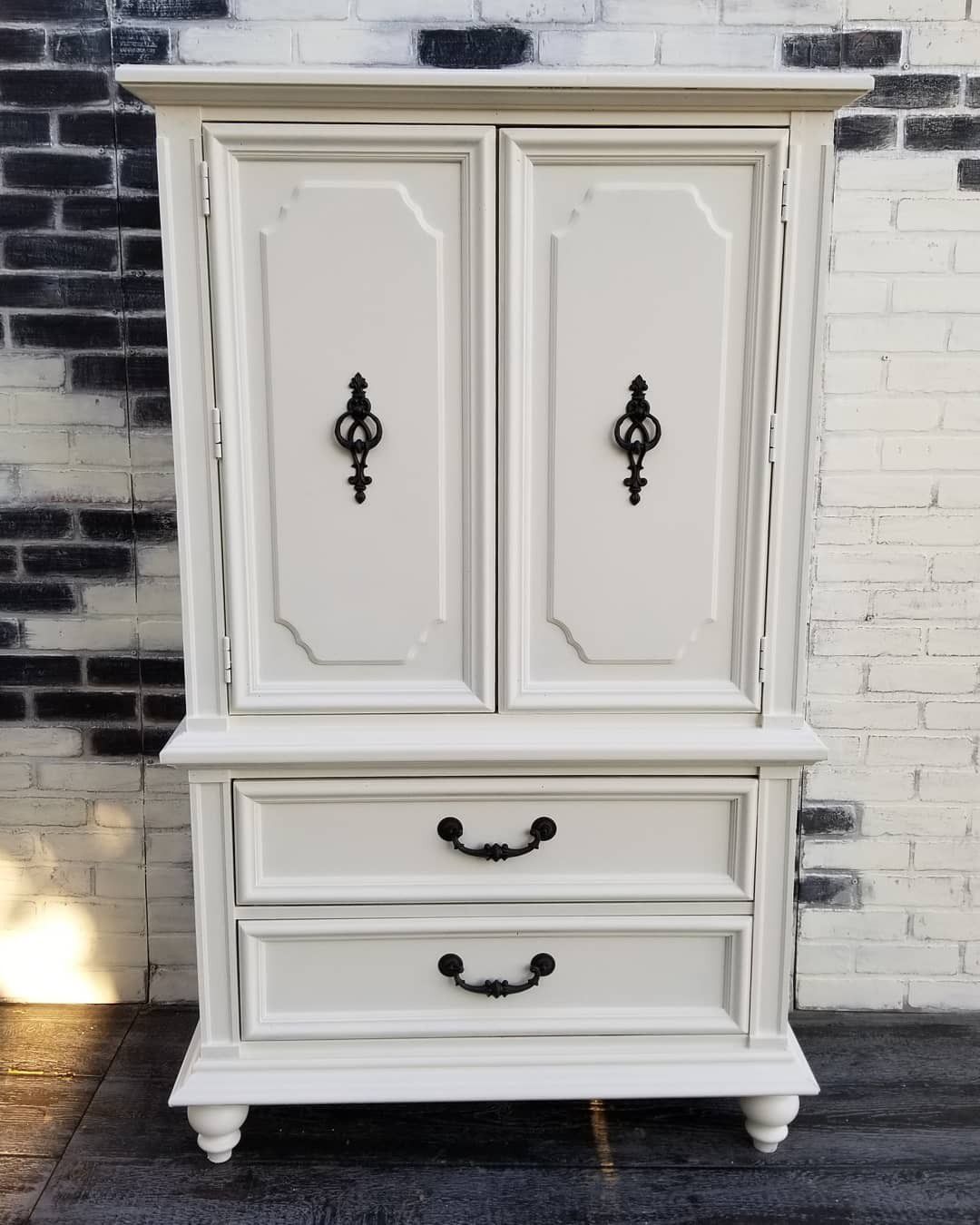 French provincial/Credenza. Dresser. 3 drawers/shelves. Cotton white