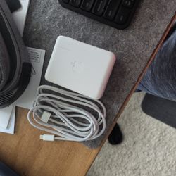 Apple USB-C 140W Power Adapter 