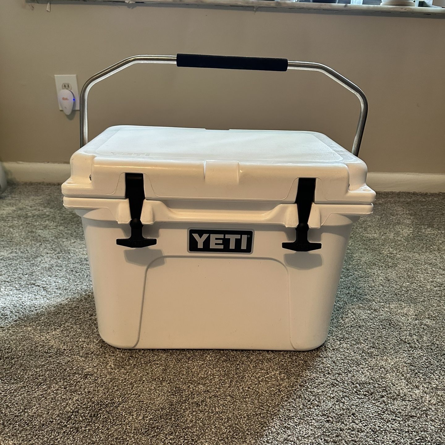  YETI Roadie 20 Cooler White : YETI: Sports & Outdoors