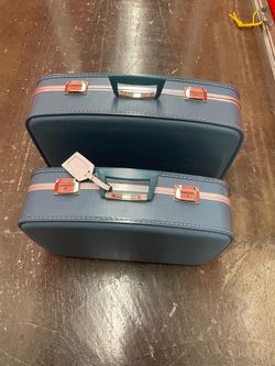 VINTAGE 1970s Mid-Century Modern (MCM) 2 piece suitcase powder blue