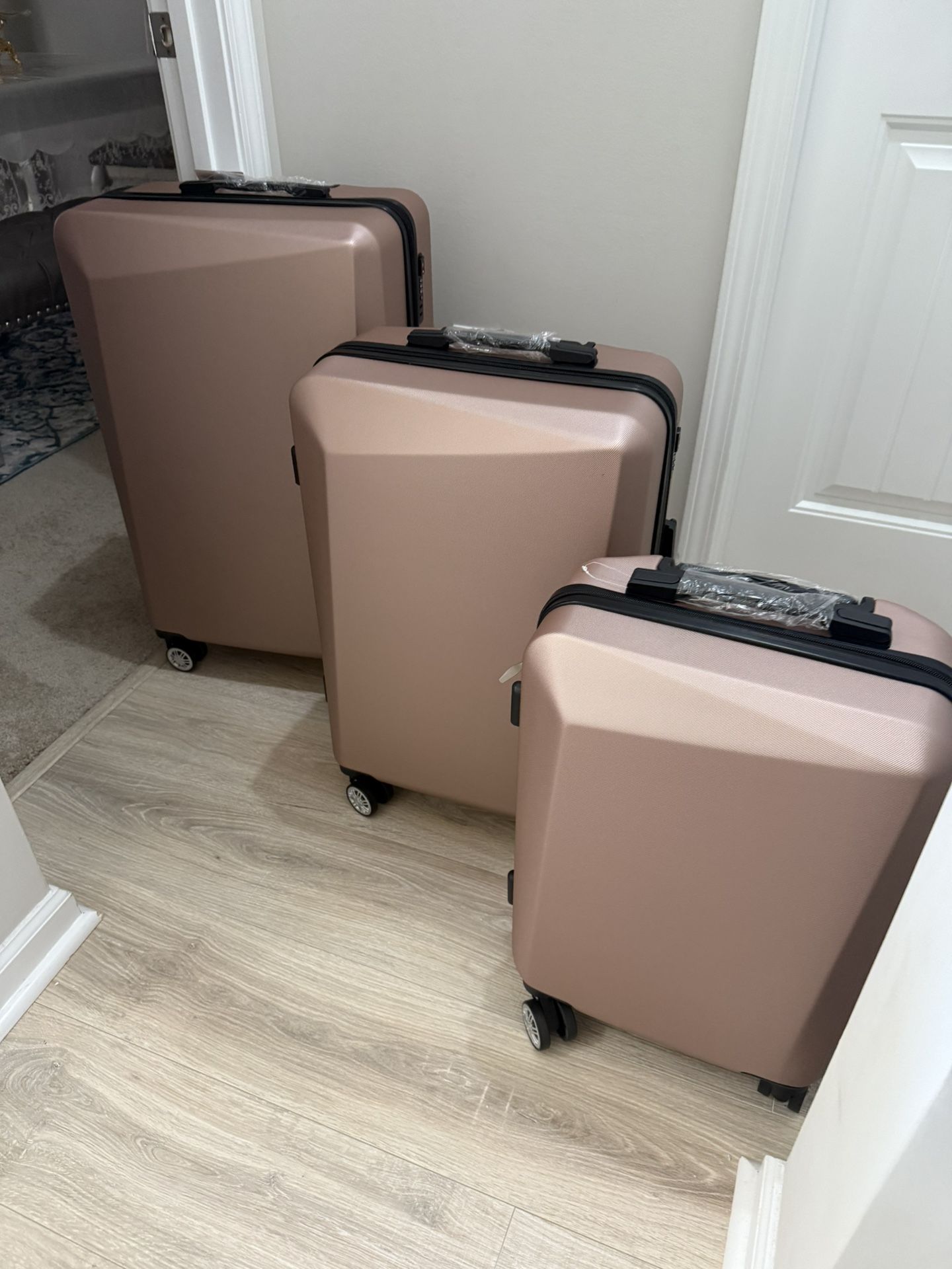 Brand New 3 Pc Luggage Set Hard Shell