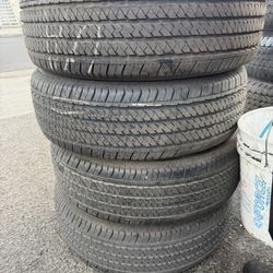 Vendo 255/75/R17 Brigesstone Las 4 Llantas Por $200