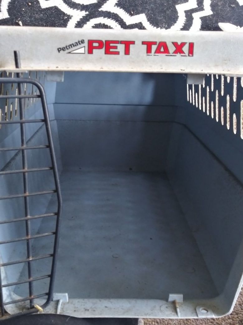 Pet Taxi Carrier.... Size Medium To Small. Most used For Cats And small Dogs or Animals