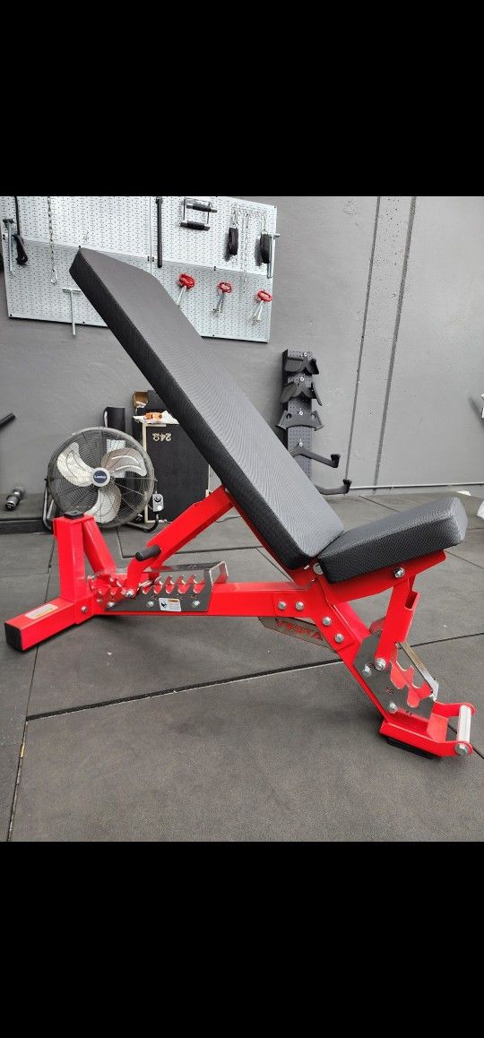 HEAVY DUTY COMMERCIAL GRADE 1000 LBS CAPACITY ADJUSTABLE BENCH THAT CAN INCLINE ,FLAT AND MILITARY PRESS WITH WHEELS ( BRAND NEW IN THE BOX )