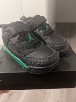 Shoes for toodlers size (6c)