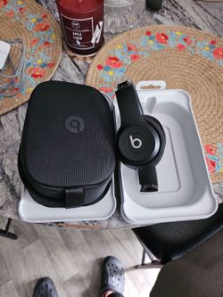 BEATS SOLO 4 BLACK  HEAD PHONES NEW