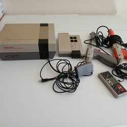 1985 Nintendo Ness & accessories UNTESTED