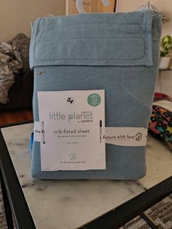 Fitted crib sheet