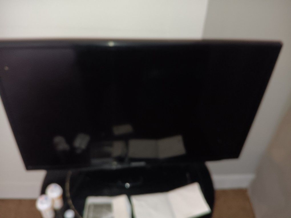 TV With ROKU AND ROKU REMOTE 