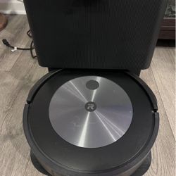 Roomba J7 w/ Self Emptying Dock