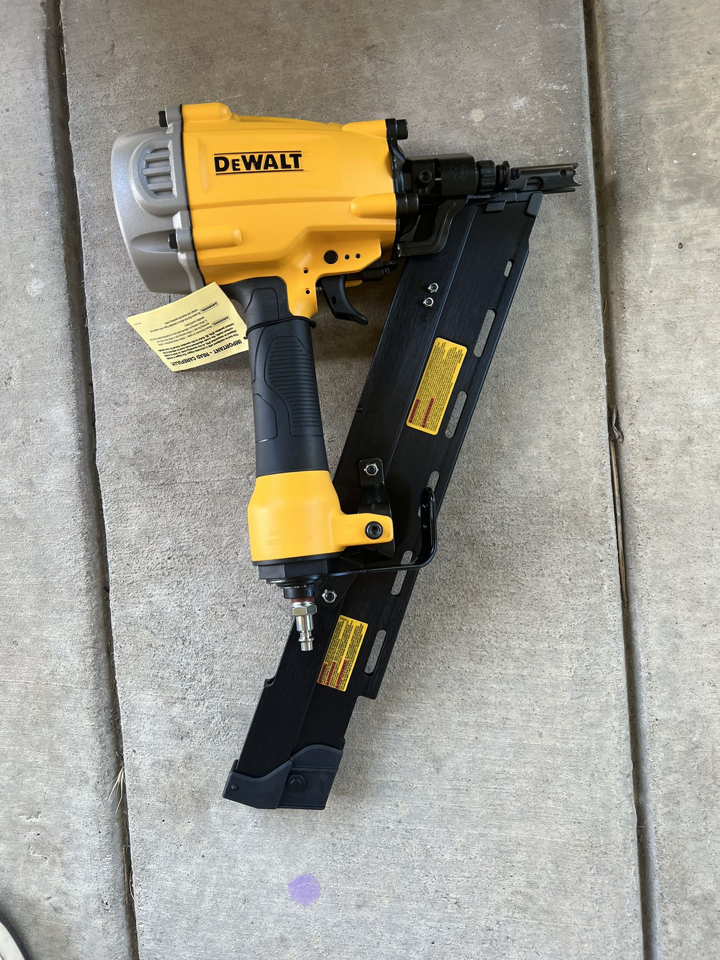DeWALT DWF83WW TO 3-1/4-Inch 28 Degree Plastic Wire Weld Framing Nailer  New for Sale in Riverbank, CA OfferUp