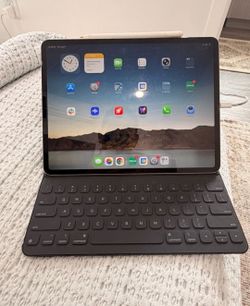 Like Brand New Conditions Is Ipad Pro 12.9 Inch Fuol screen 128GB Cellular & wifi Model., come with keyboard & apple pencil pro $500! Firm i want $820