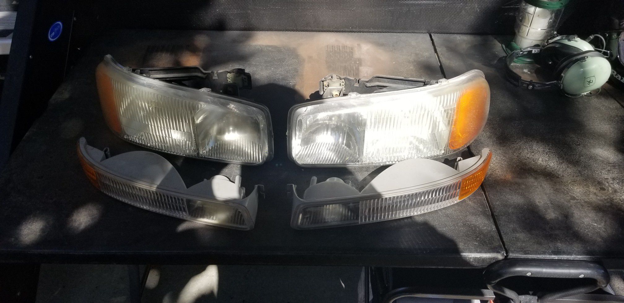 99-06 gmc sierra headlights w/ bulbs