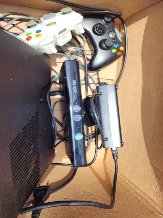Xbox 360 With Connect 2 Controllers