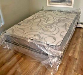 Everything Must Go This Week !!!! Brand New Queen Mattress With Bed Box !!!