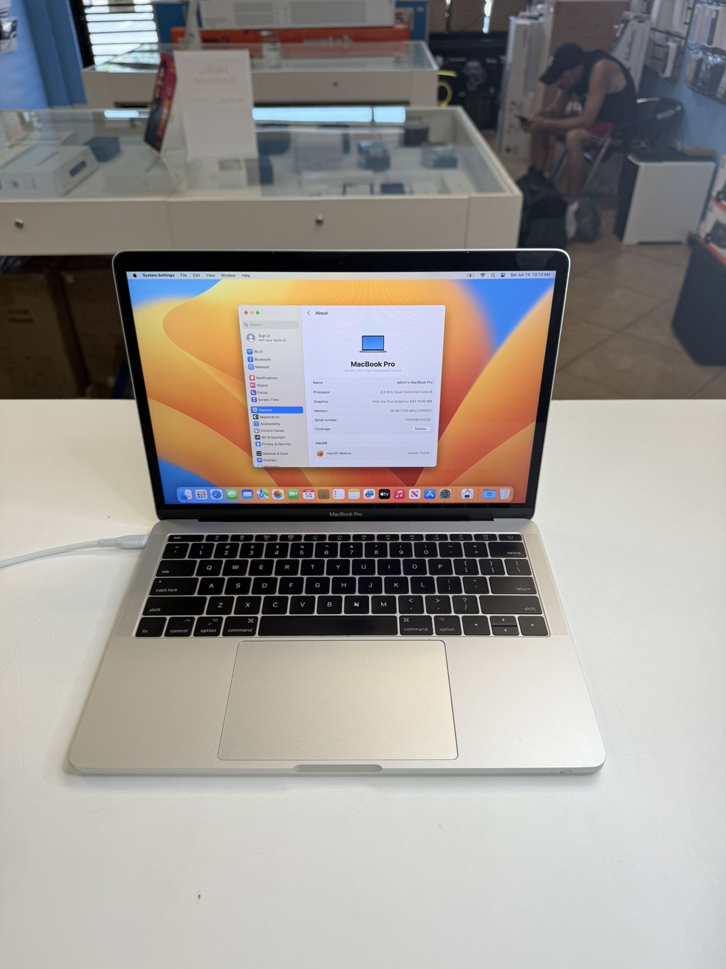 MacBook Pro 13inch 16GB Ram/256ssd battery cycle 1