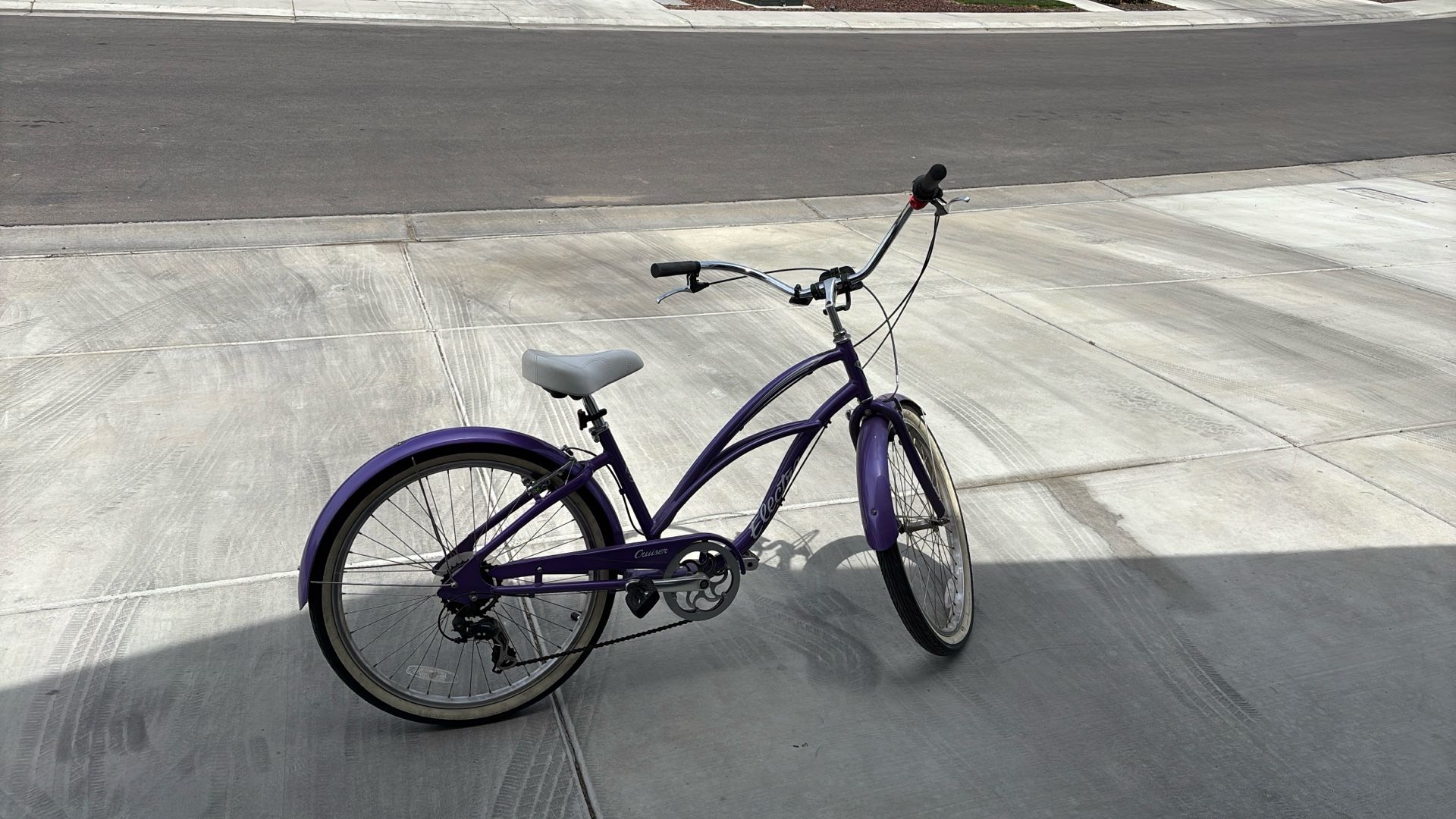Electra Cruiser 7 Speed Beach Bike 26 Inch Tires