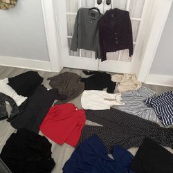 Entire Lot Women’s Clothes 33 PIECES!