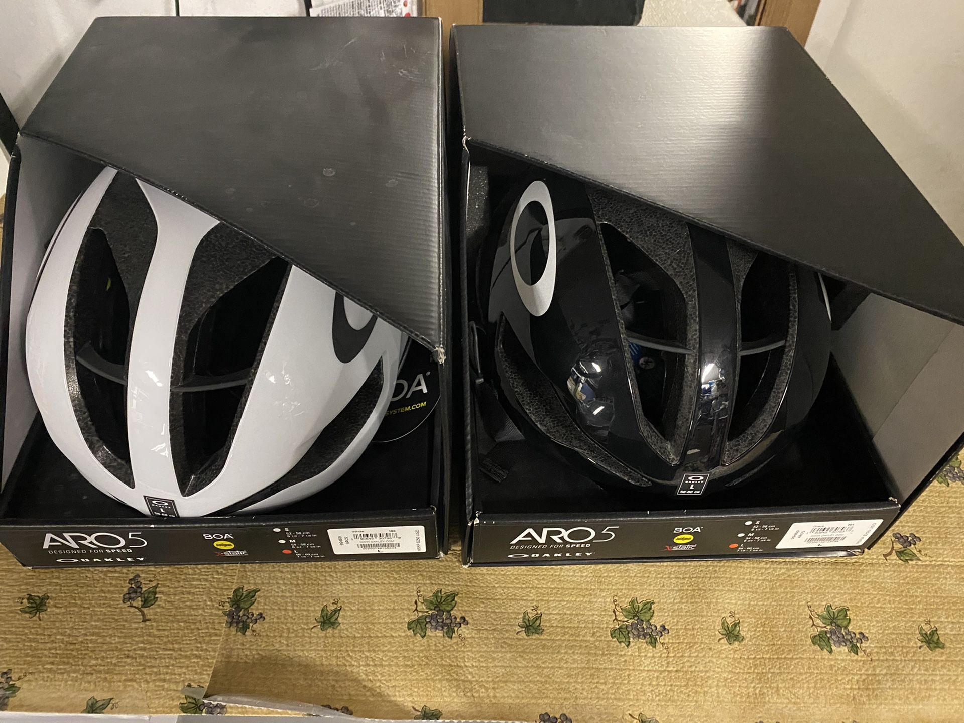 Brand new Oakley aro 5 cycling bike helmet, large white color