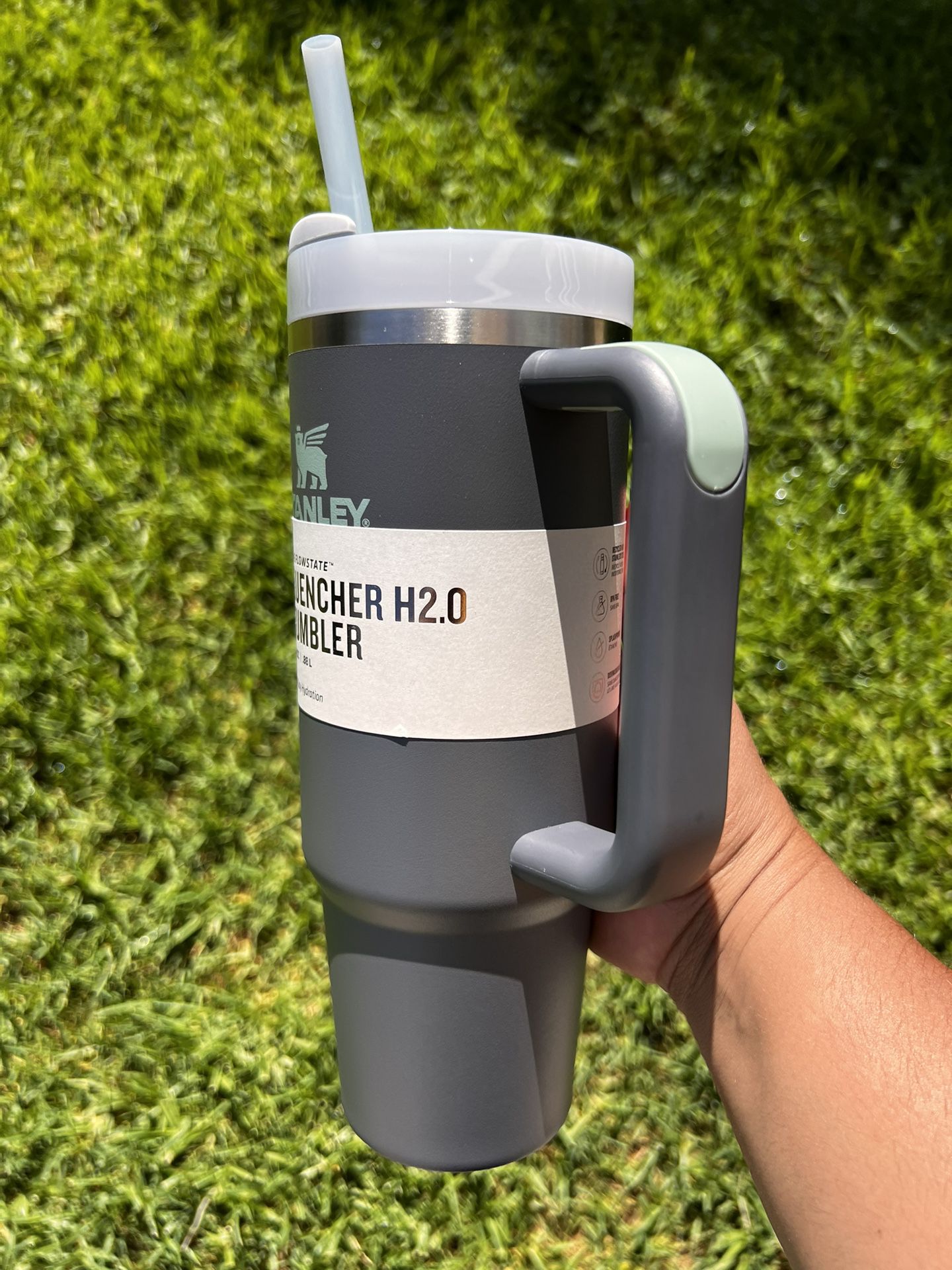 Stanley 30 Ounce Flowstate Quencher H2.0 Tumbler in Jade for Sale in  Gilroy, CA - OfferUp