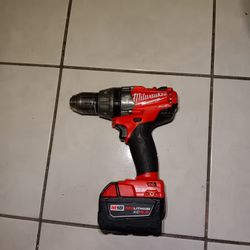 Milwaukee M18 Fuel Hammer Drill Con Su Bateria 5.0ah $100 Firme Precio