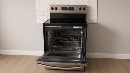 Whirlpool 30" Electric Range – Like New, Never Used (Black + Stainless)