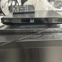 Blu-ray 3D Disc/ DVD Player 