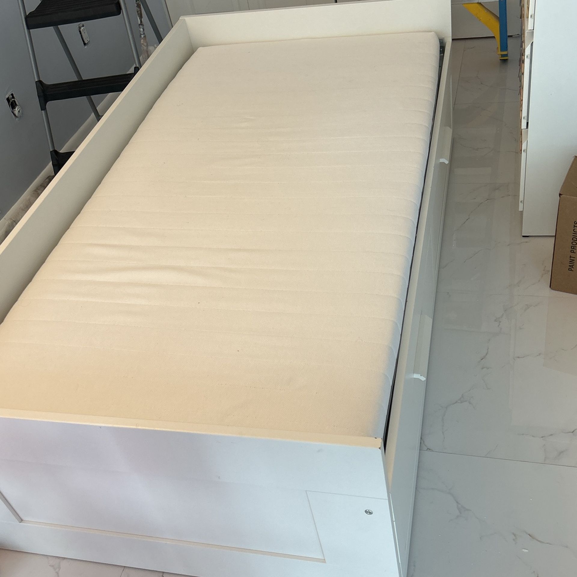 FREE Ikea Daybed frame with 2 drawers and mattress for Sale in Miami