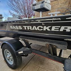 4 STROKE Bass Tracker Fishing Boat 17 Feet