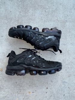 black vapor max shoes