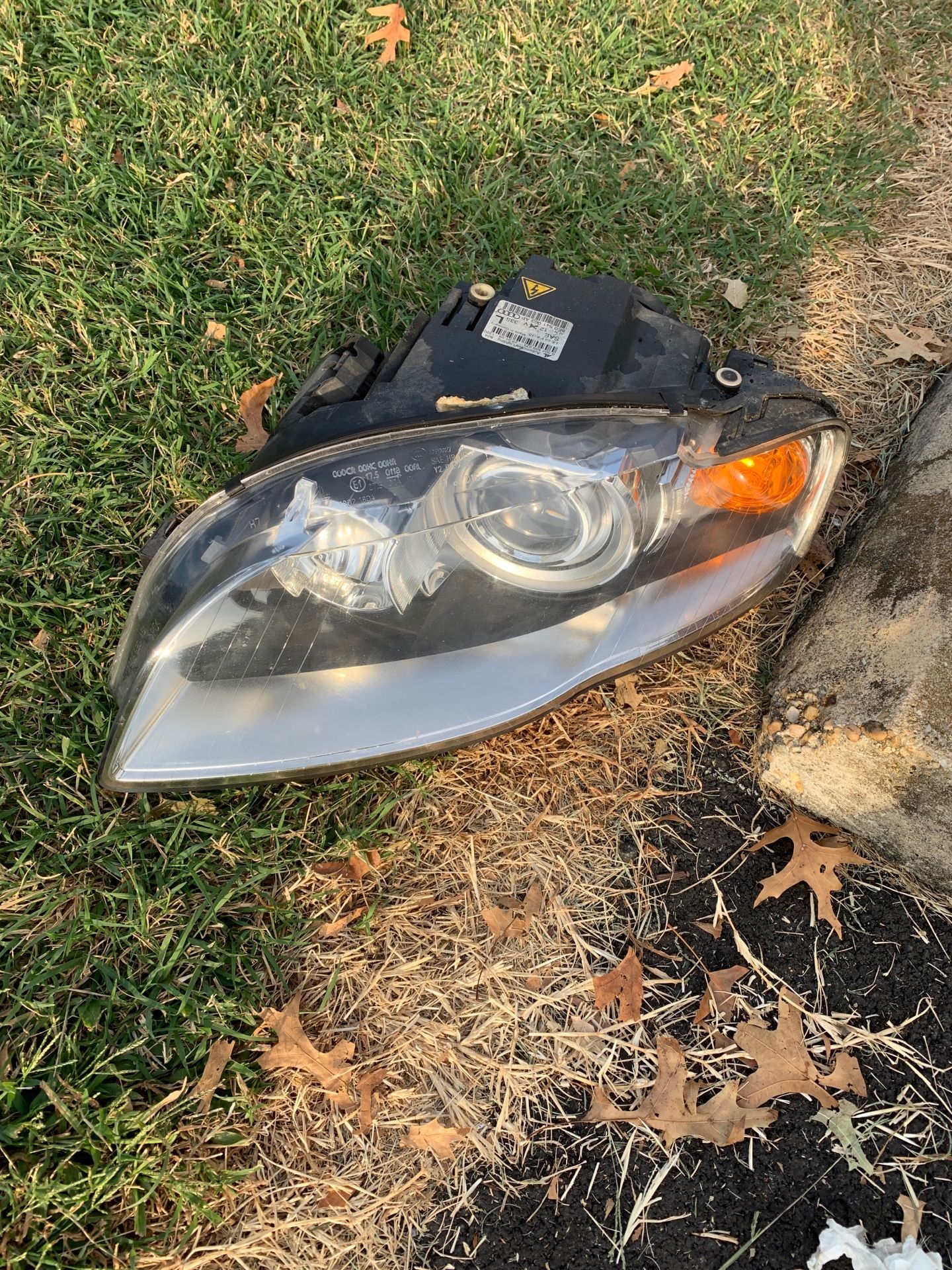 2005-2009 Audi A4 Hid headlight broken top mount