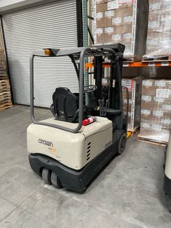 Crown fork truck / forklift / forklifts