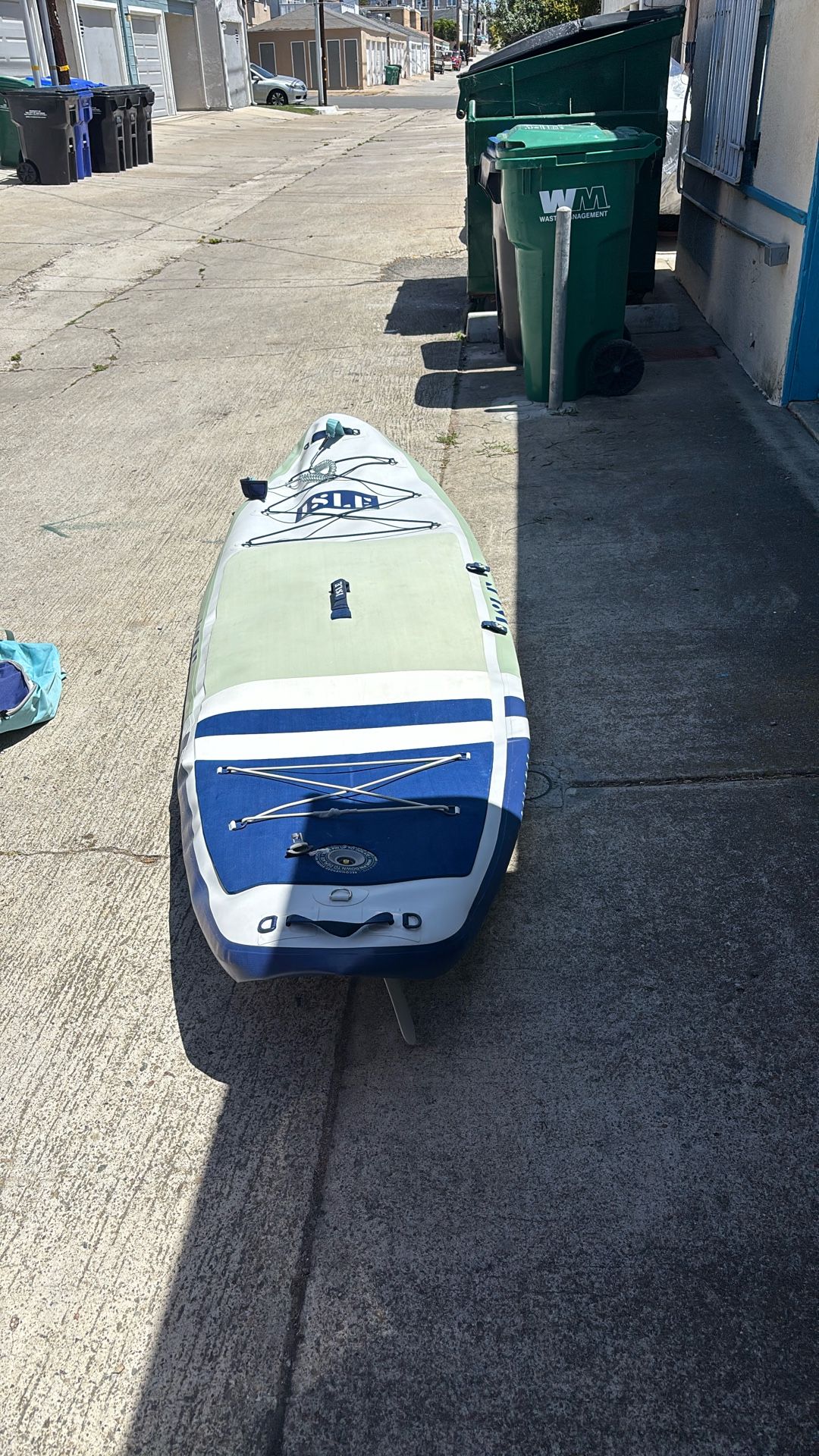 Isle Blow Up Paddleboard used Nice! With Backpack Carrier And Extra Fin