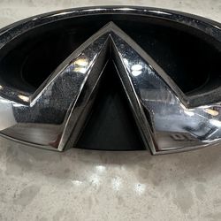 Emblem - Infiniti (62890-1NF1A)