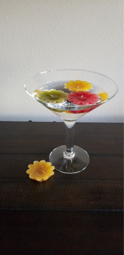 large martini glass 10"Hx9"W and 4 candle each 3"