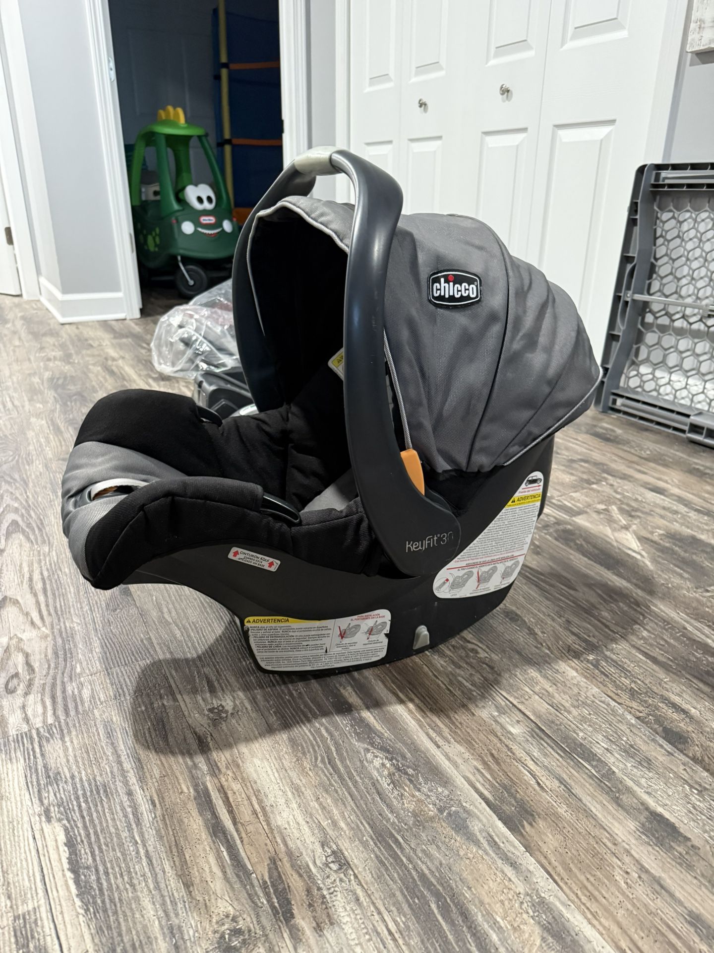 Chicco keyfit30 Infant seat w/2nd base